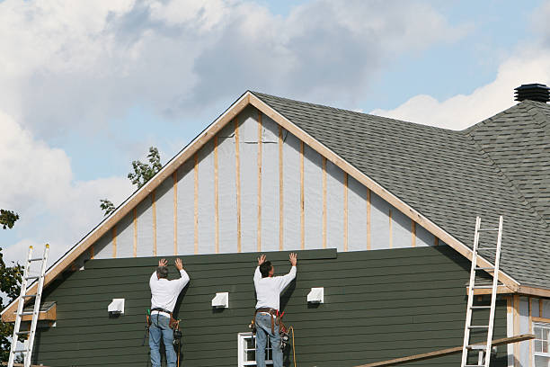 Professional Vinyl Siding technician working in Aurora, TX